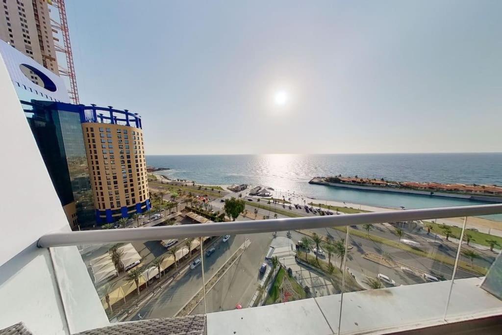 Apartment في برج داماك بإطلالة بحرية ساحرة *