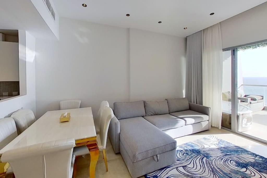 في برج داماك بإطلالة بحرية ساحرة Apartemen *