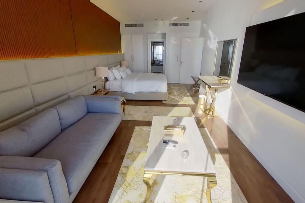 في برج داماك بإطلالة بحرية ساحرة Apartment