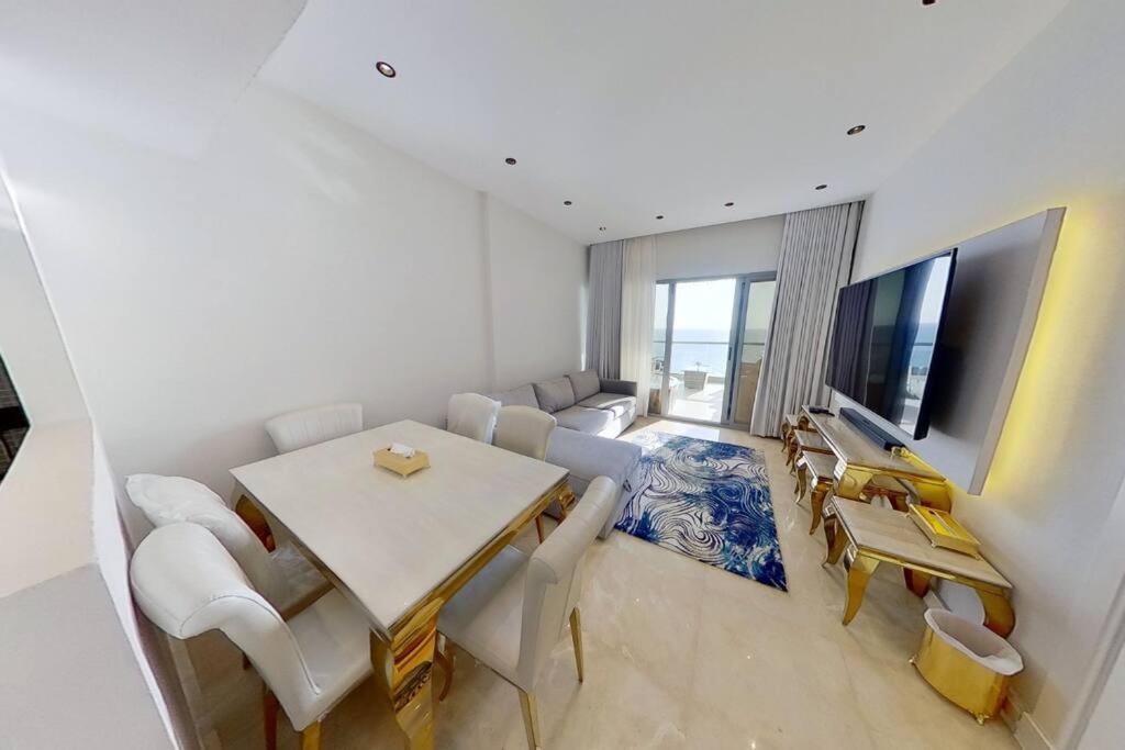 في برج داماك بإطلالة بحرية ساحرة Apartment