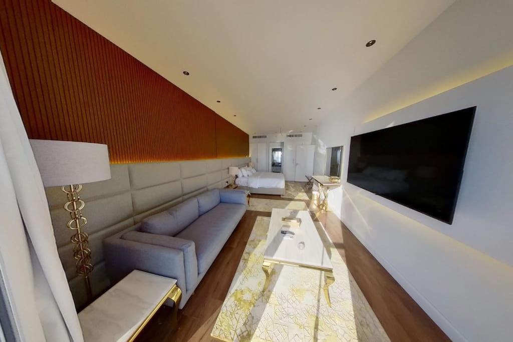 في برج داماك بإطلالة بحرية ساحرة Apartment
