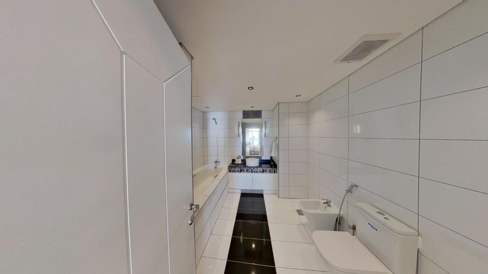 في برج داماك بإطلالة بحرية ساحرة Apartment *